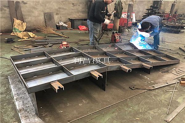 防撞护栏过渡段模具