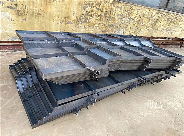 关于防撞护栏模具的介绍