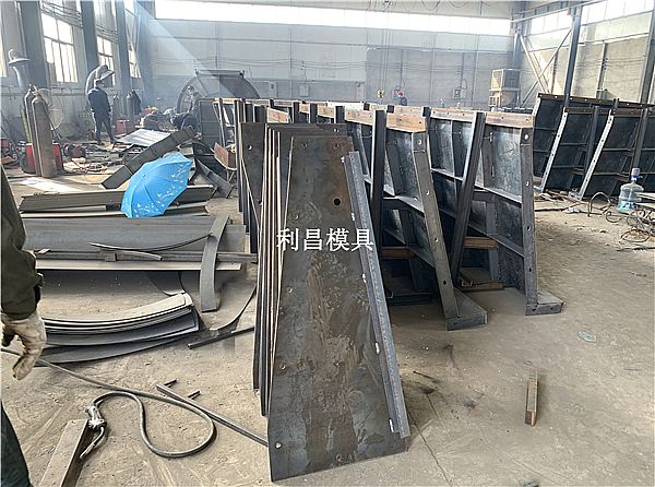 中央分隔带护栏模具工作原理及介绍