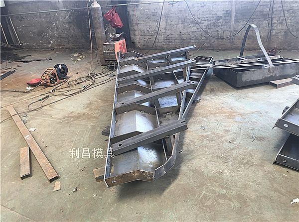 防撞墙模板如何现浇使用？