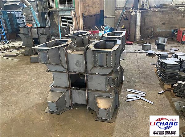 四角空心块模具介绍及图片